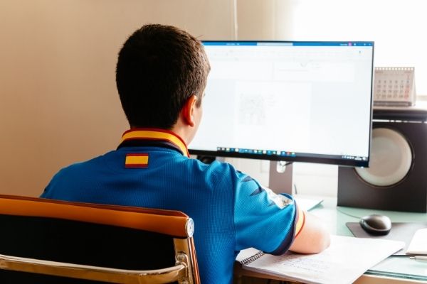 Good desk posture for kids is essential to avoid neck and back problems